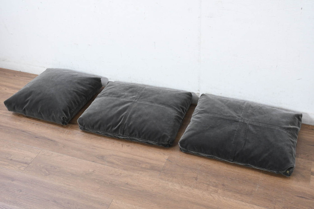 中古　美品　arflex(アルフレックス)　BRERA(ブレラ)　高級感を醸し出す羽毛クッション3個セット(インテリア小物)(定価約11万円)(R-083199)