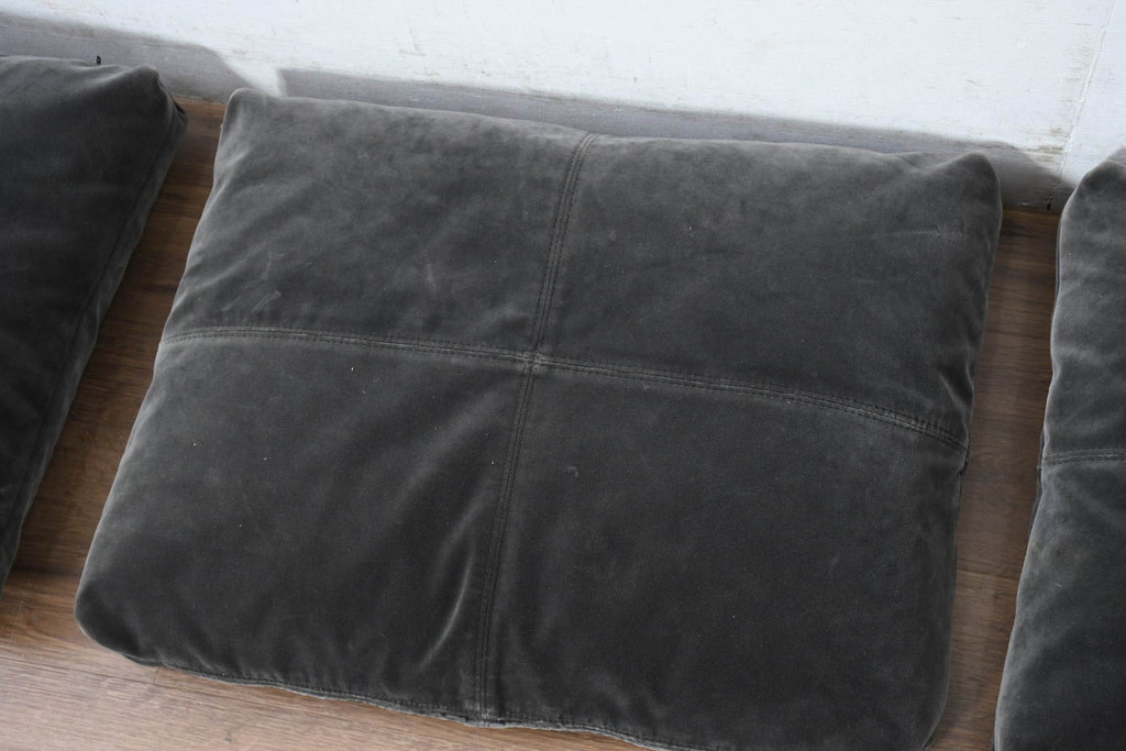 中古　美品　arflex(アルフレックス)　BRERA(ブレラ)　高級感を醸し出す羽毛クッション3個セット(インテリア小物)(定価約11万円)(R-083199)