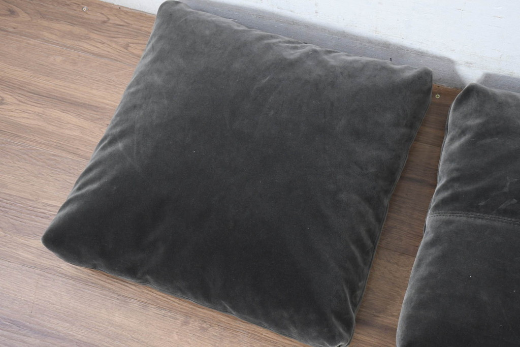 中古　美品　arflex(アルフレックス)　BRERA(ブレラ)　高級感を醸し出す羽毛クッション3個セット(インテリア小物)(定価約11万円)(R-083199)