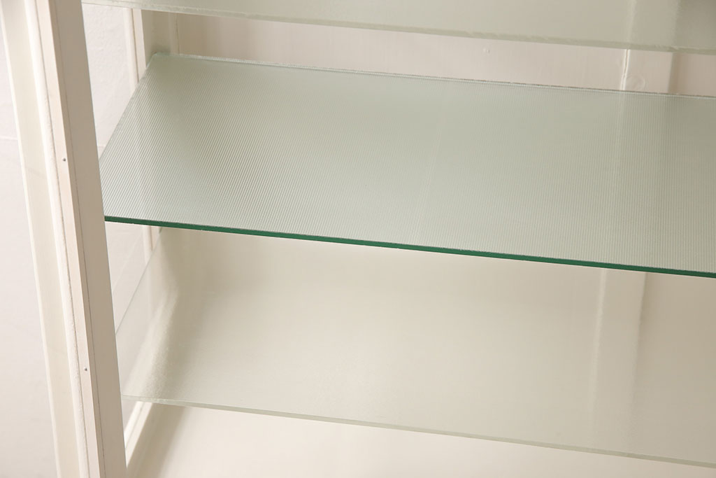 和製アンティーク　ホワイトペイントが可愛らしいケビントガラスケース(飾り棚、陳列棚、収納棚、キャビネット)(R-051776)