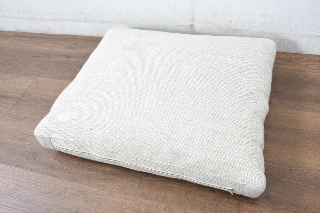 中古　美品　arflex(アルフレックス)　sona(ソーナ)　ファブリックが高級感を醸し出すクッション(定価約5.5万円)(R-083210)