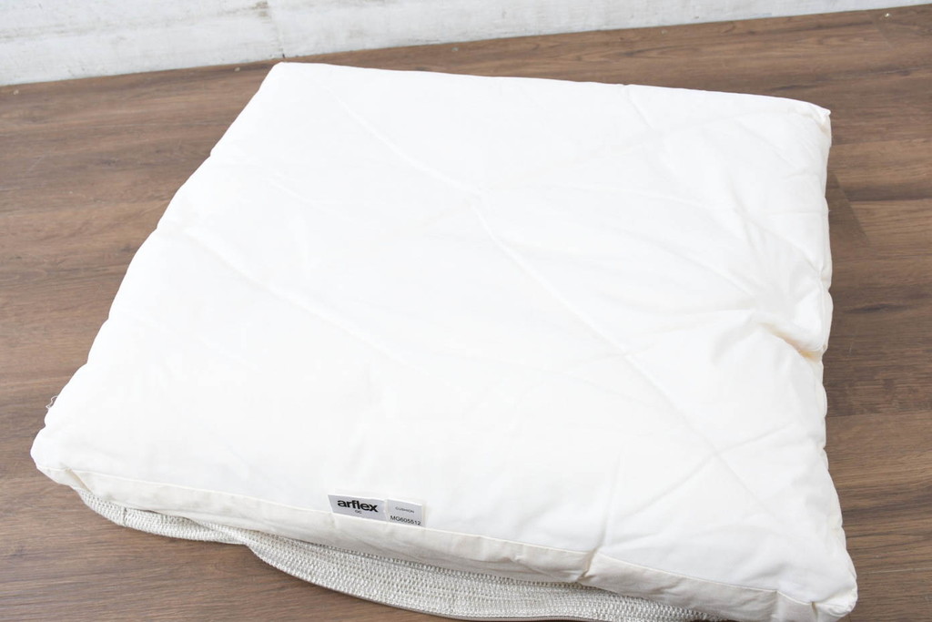 中古　美品　arflex(アルフレックス)　sona(ソーナ)　ファブリックが高級感を醸し出すクッション(定価約5.5万円)(R-083210)