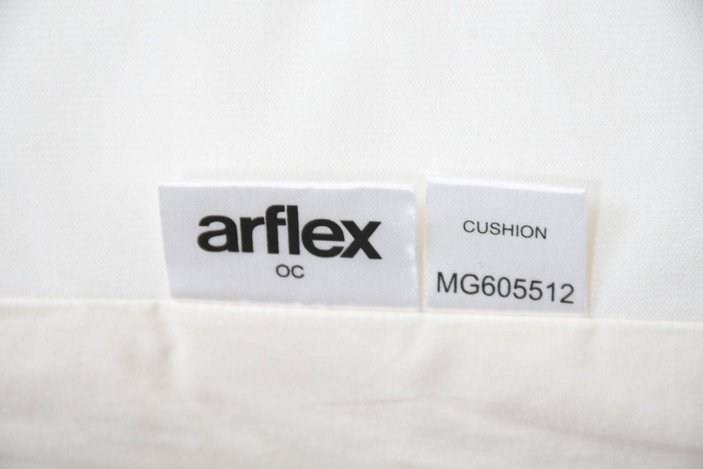 中古　美品　arflex(アルフレックス)　sona(ソーナ)　ファブリックが高級感を醸し出すクッション(定価約5.5万円)(R-083210)