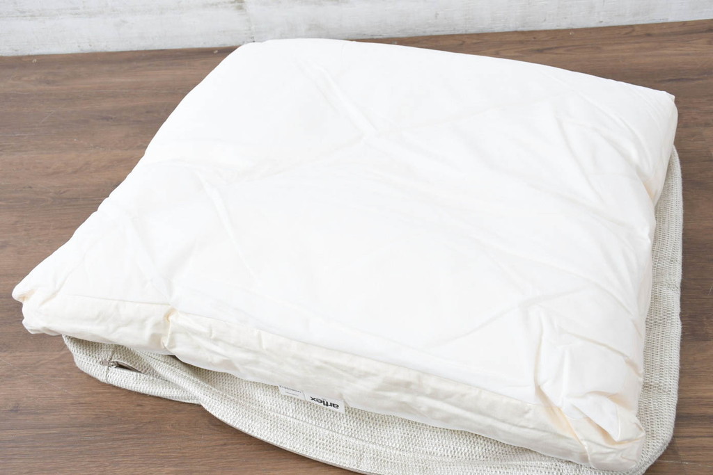 中古　美品　arflex(アルフレックス)　sona(ソーナ)　ファブリックが高級感を醸し出すクッション(定価約5.5万円)(R-083210)