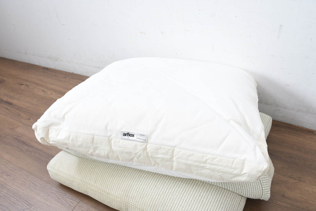中古　美品　arflex(アルフレックス)　sona(ソーナ)　ナチュラルテイストの空間づくりにおすすめのクッション2個セット(定価約11万円)(R-083211)