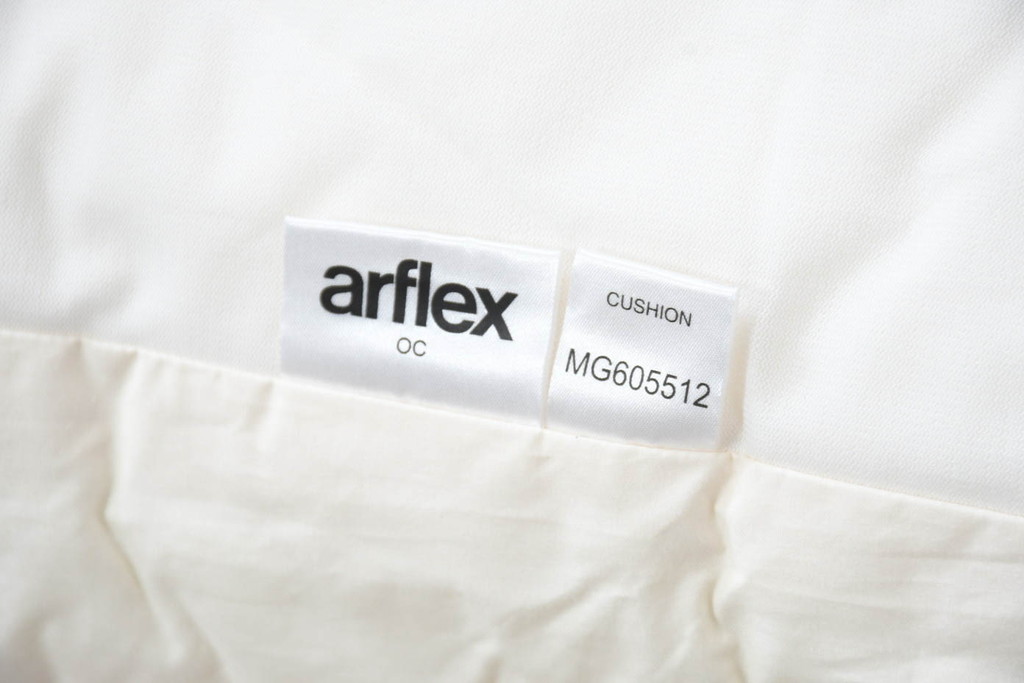 中古　美品　arflex(アルフレックス)　sona(ソーナ)　ナチュラルテイストの空間づくりにおすすめのクッション2個セット(定価約11万円)(R-083211)