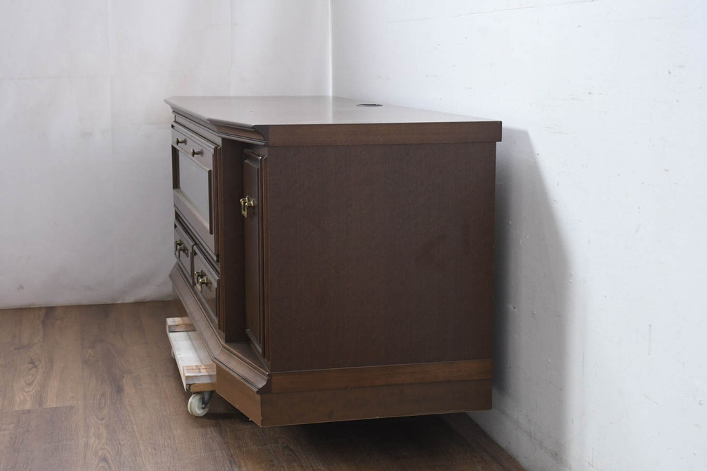 中古　美品　maruni(マルニ木工)　地中海ロイヤル(ROYAL)　クラシカルな雰囲気が魅力的なテレビ台(サイドボード、サイドキャビネット、リビングボード、ローボード、収納棚、戸棚)(R-083206)