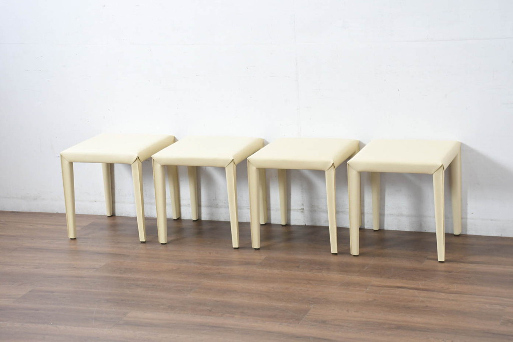 中古　美品　希少な廃番品　AbitaStyle(アビタスタイル)　モダンデザイン　リサイクルレザー　モダンでミニマルなデザインが空間に清潔感を与えるスツール4脚セット(椅子、イス、バラ売り可能)(R-083207)