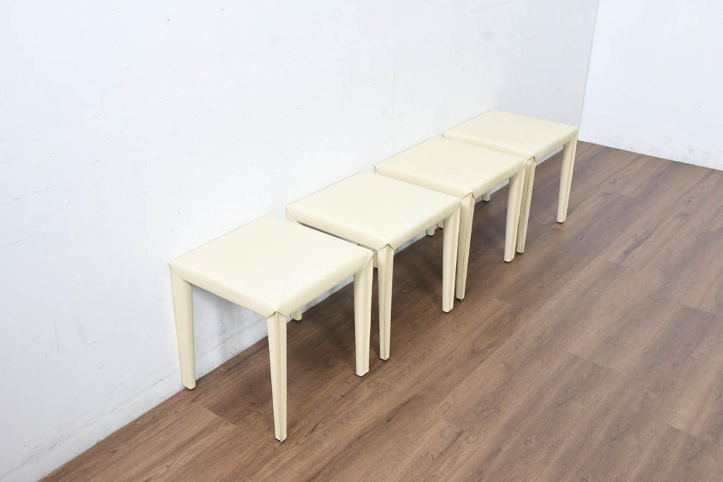 中古　美品　希少な廃番品　AbitaStyle(アビタスタイル)　モダンデザイン　リサイクルレザー　モダンでミニマルなデザインが空間に清潔感を与えるスツール4脚セット(椅子、イス、バラ売り可能)(R-083207)