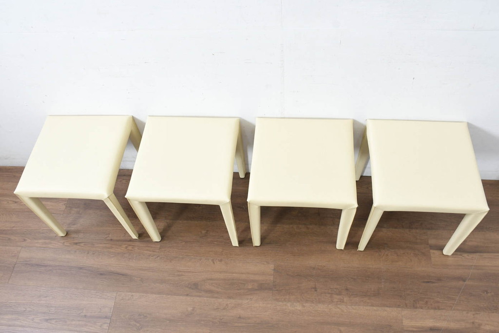 中古　美品　希少な廃番品　AbitaStyle(アビタスタイル)　モダンデザイン　リサイクルレザー　モダンでミニマルなデザインが空間に清潔感を与えるスツール4脚セット(椅子、イス、バラ売り可能)(R-083207)