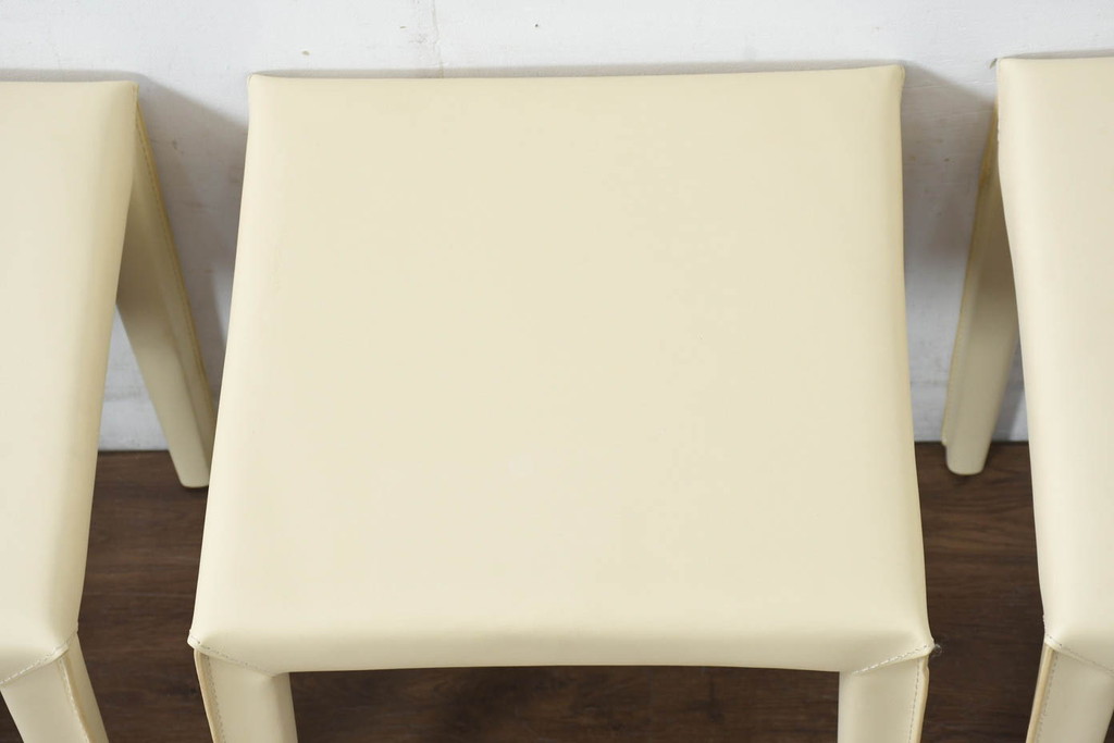 中古　美品　希少な廃番品　AbitaStyle(アビタスタイル)　モダンデザイン　リサイクルレザー　モダンでミニマルなデザインが空間に清潔感を与えるスツール4脚セット(椅子、イス、バラ売り可能)(R-083207)