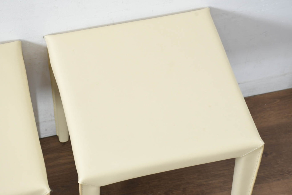 中古　美品　希少な廃番品　AbitaStyle(アビタスタイル)　モダンデザイン　リサイクルレザー　モダンでミニマルなデザインが空間に清潔感を与えるスツール4脚セット(椅子、イス、バラ売り可能)(R-083207)