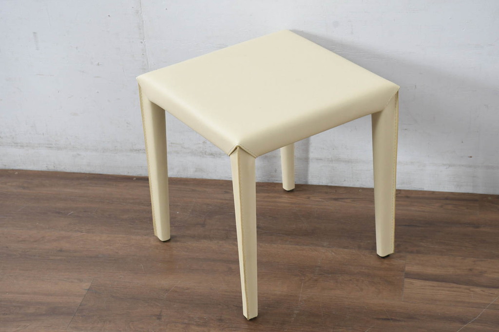 中古　美品　希少な廃番品　AbitaStyle(アビタスタイル)　モダンデザイン　リサイクルレザー　モダンでミニマルなデザインが空間に清潔感を与えるスツール4脚セット(椅子、イス、バラ売り可能)(R-083207)