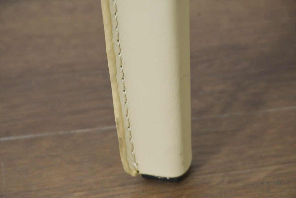 中古　美品　希少な廃番品　AbitaStyle(アビタスタイル)　モダンデザイン　リサイクルレザー　モダンでミニマルなデザインが空間に清潔感を与えるスツール4脚セット(椅子、イス、バラ売り可能)(R-083207)