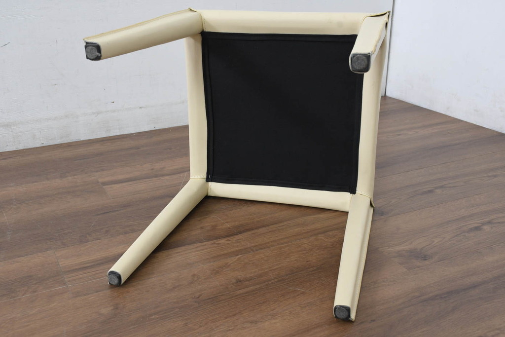 中古　美品　希少な廃番品　AbitaStyle(アビタスタイル)　モダンデザイン　リサイクルレザー　モダンでミニマルなデザインが空間に清潔感を与えるスツール4脚セット(椅子、イス、バラ売り可能)(R-083207)