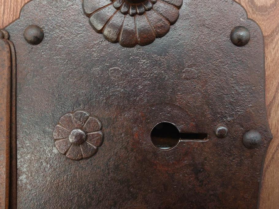 アンティーク雑貨　時代物ならではの味わいが魅力的な蔵戸の錠前金具(ディスプレイ雑貨、蔵戸パーツ)(R-081683)