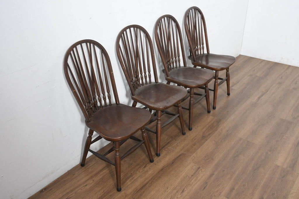 中古　美品　希少な廃番品　IDC大塚家具取り扱い　秋田木工　落ち着いた色味と滑らかな質感が美しいウィンザーチェア4脚セット(ダイニングチェア、アームレスチェア、椅子、イス、バラ売り可能)(定価4脚で約30万円)(R-082738)