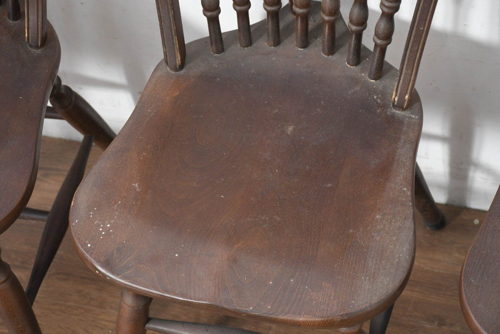 中古　美品　希少な廃番品　IDC大塚家具取り扱い　秋田木工　落ち着いた色味と滑らかな質感が美しいウィンザーチェア4脚セット(ダイニングチェア、アームレスチェア、椅子、イス、バラ売り可能)(定価4脚で約30万円)(R-082738)
