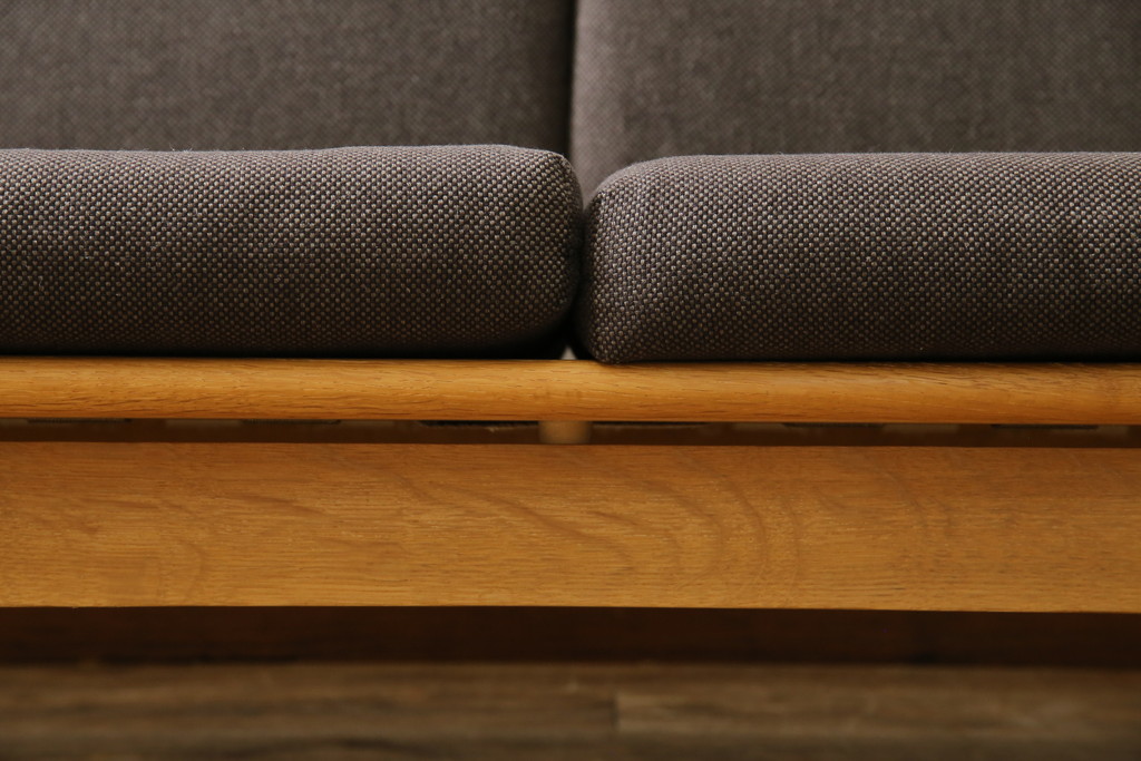 デンマークビンテージ　希少!!　Hans J Wegner(ハンス・J・ウェグナー)　GETAMA (ゲタマ)　1967年デザイン　オーク材　GE671　生産終了で入手困難な3人掛けソファ(3P、三人掛け、3シーター、トリプルソファ、北欧、ヴィンテージ)(R-075933)