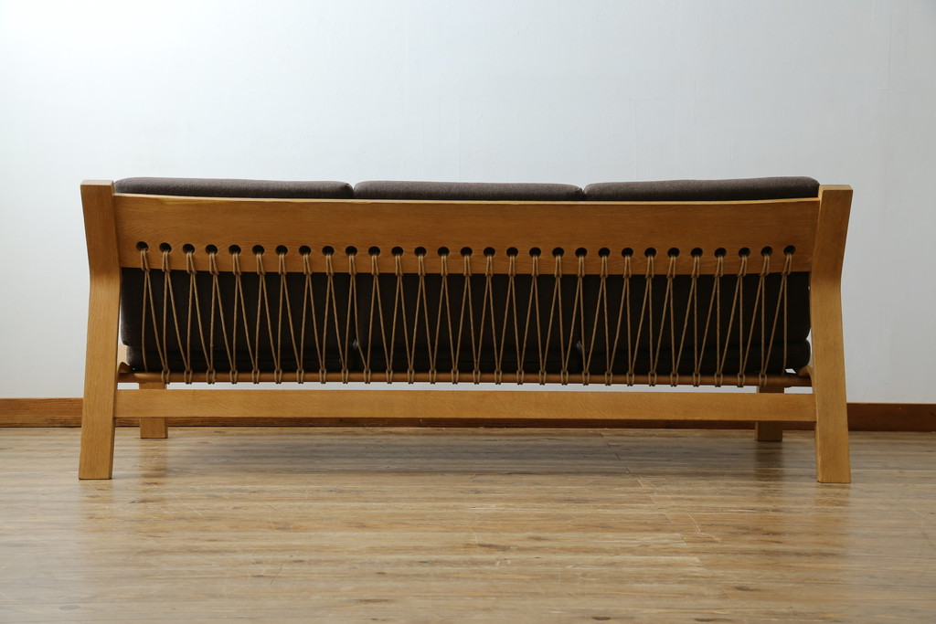 デンマークビンテージ　希少!!　Hans J Wegner(ハンス・J・ウェグナー)　GETAMA (ゲタマ)　1967年デザイン　オーク材　GE671　生産終了で入手困難な3人掛けソファ(3P、三人掛け、3シーター、トリプルソファ、北欧、ヴィンテージ)(R-075933)
