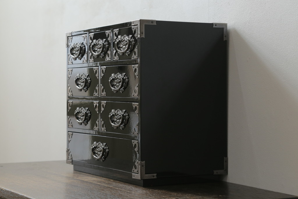中古　美品　シックな黒塗りが存在感を放つ金具付き小引き出し(小物収納、卓上収納)(R-074681)