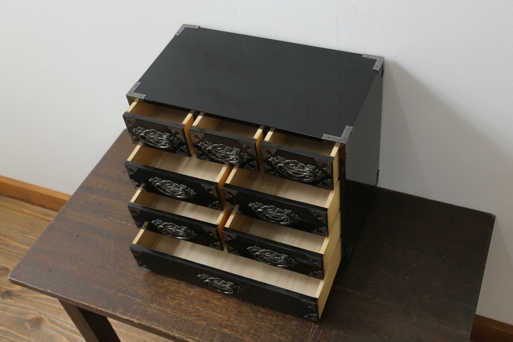 中古　美品　シックな黒塗りが存在感を放つ金具付き小引き出し(小物収納、卓上収納)(R-074681)