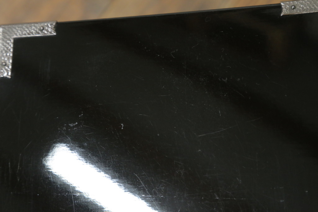 中古　美品　シックな黒塗りが存在感を放つ金具付き小引き出し(小物収納、卓上収納)(R-074681)