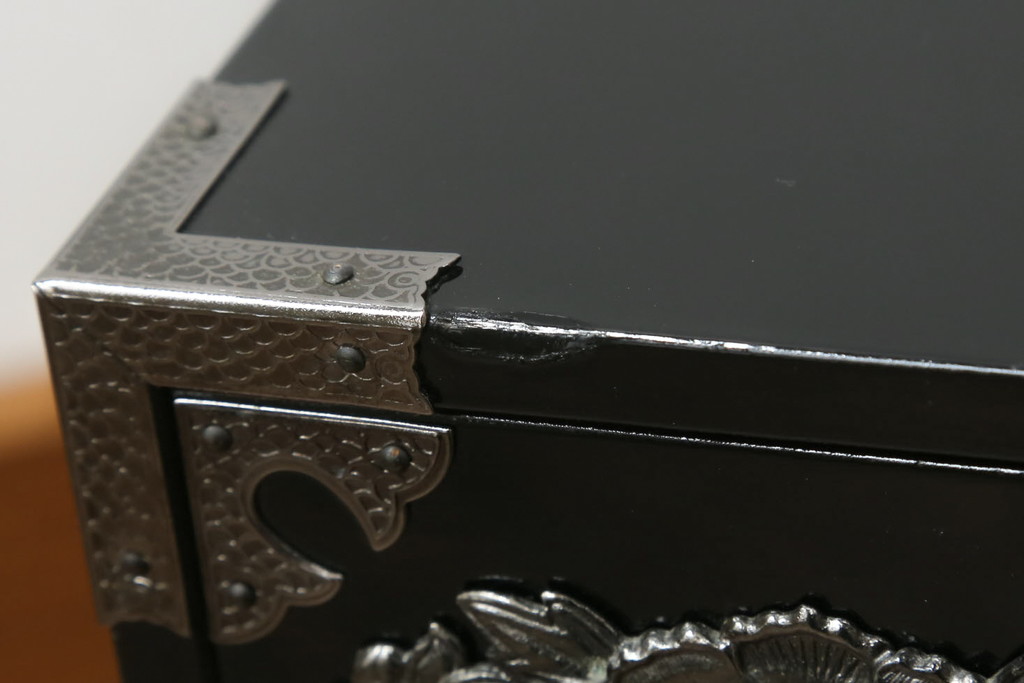 中古　美品　シックな黒塗りが存在感を放つ金具付き小引き出し(小物収納、卓上収納)(R-074681)