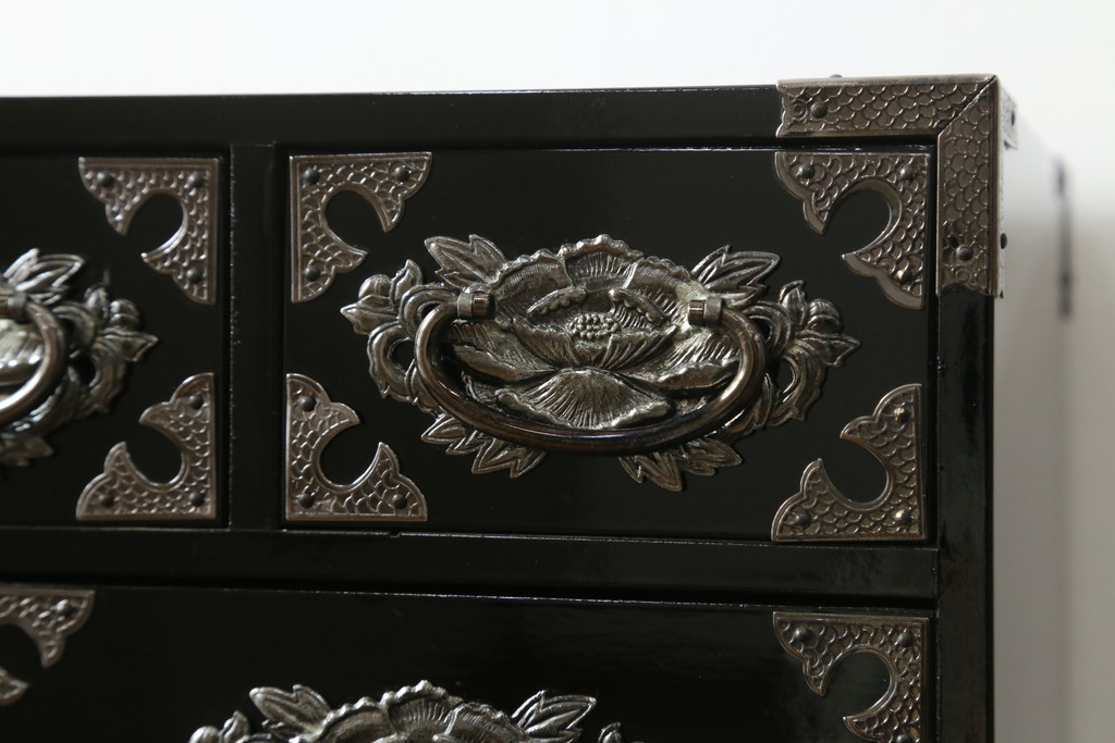 中古　美品　シックな黒塗りが存在感を放つ金具付き小引き出し(小物収納、卓上収納)(R-074681)