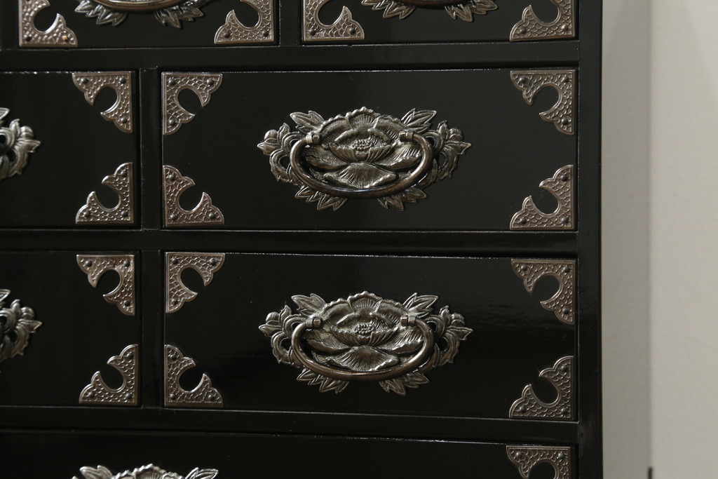 中古　美品　シックな黒塗りが存在感を放つ金具付き小引き出し(小物収納、卓上収納)(R-074681)