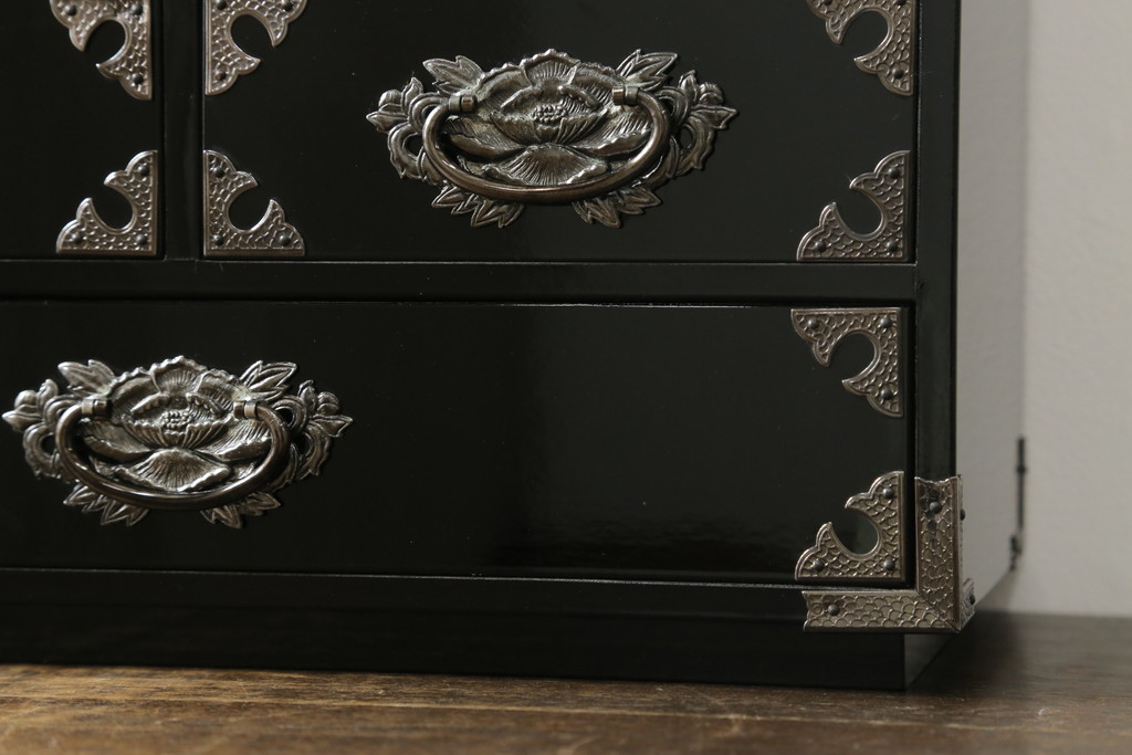 中古　美品　シックな黒塗りが存在感を放つ金具付き小引き出し(小物収納、卓上収納)(R-074681)