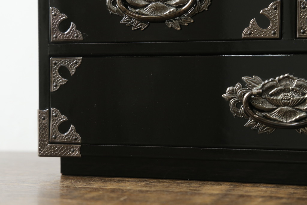 中古　美品　シックな黒塗りが存在感を放つ金具付き小引き出し(小物収納、卓上収納)(R-074681)