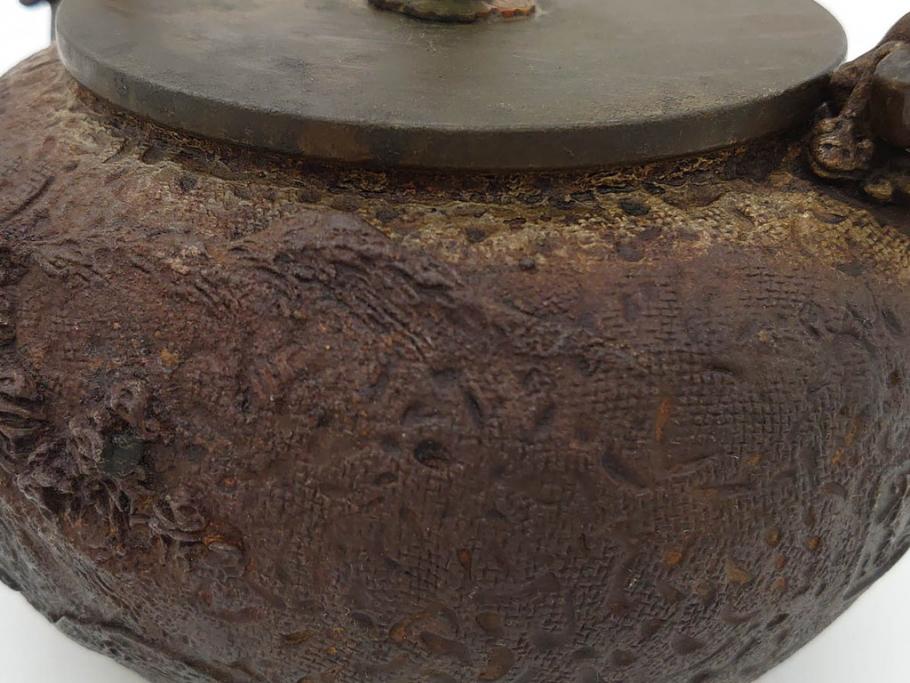 時代物　亀文堂　獣口　家屋風景図　長い歴史を刻んだ趣ある鉄瓶(湯沸、湯瓶、茶道具、茶器)(R-076993)