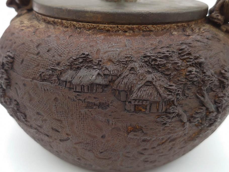 時代物　亀文堂　獣口　家屋風景図　長い歴史を刻んだ趣ある鉄瓶(湯沸、湯瓶、茶道具、茶器)(R-076993)