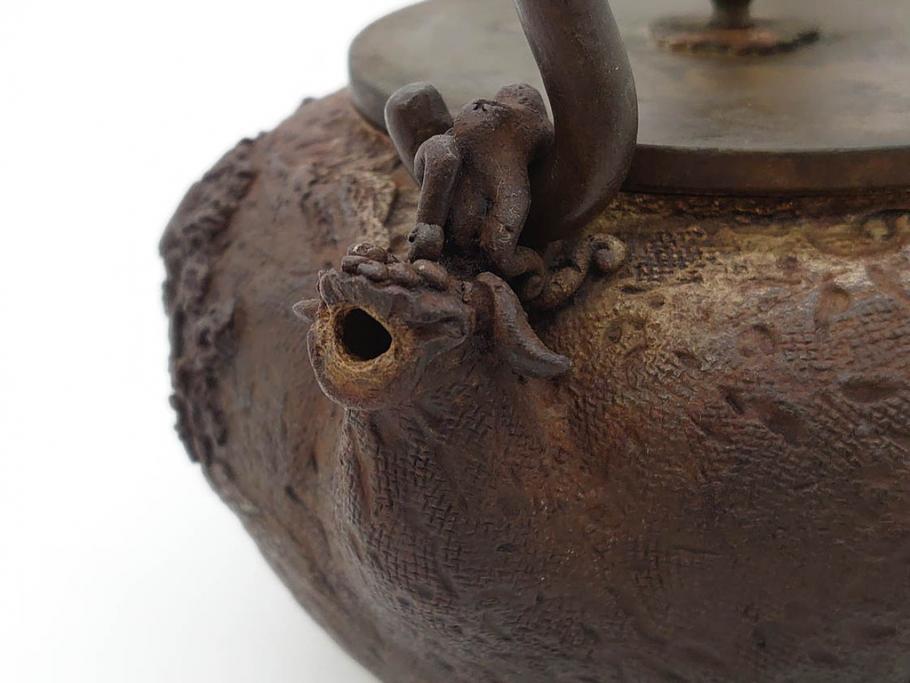 時代物　亀文堂　獣口　家屋風景図　長い歴史を刻んだ趣ある鉄瓶(湯沸、湯瓶、茶道具、茶器)(R-076993)