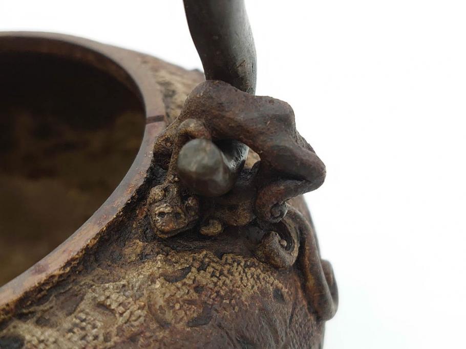 時代物　亀文堂　獣口　家屋風景図　長い歴史を刻んだ趣ある鉄瓶(湯沸、湯瓶、茶道具、茶器)(R-076993)