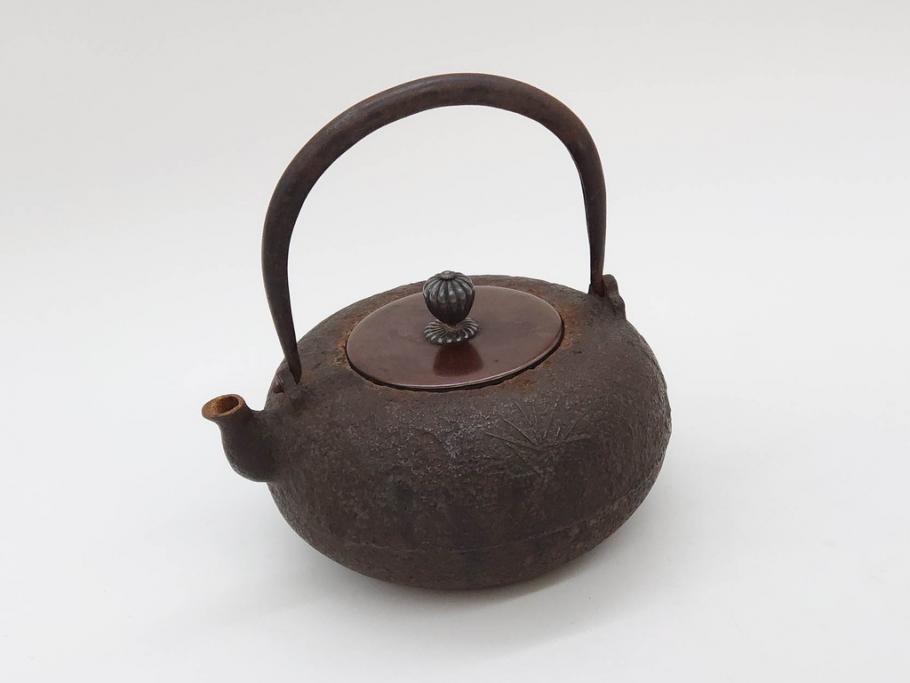 時代物　釜師　高木治良兵衛　銀摘み　ころんとしたフォルムがあたたかみを感じる姥口平丸鉄瓶(湯沸、湯瓶、茶道具、茶器、共箱付き、髙木治良兵衛)(R-077057)