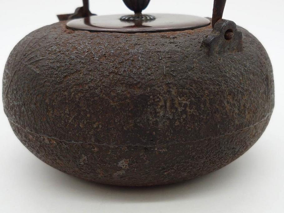 時代物　釜師　高木治良兵衛　銀摘み　ころんとしたフォルムがあたたかみを感じる姥口平丸鉄瓶(湯沸、湯瓶、茶道具、茶器、共箱付き、髙木治良兵衛)(R-077057)
