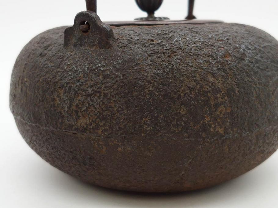 時代物　釜師　高木治良兵衛　銀摘み　ころんとしたフォルムがあたたかみを感じる姥口平丸鉄瓶(湯沸、湯瓶、茶道具、茶器、共箱付き、髙木治良兵衛)(R-077057)