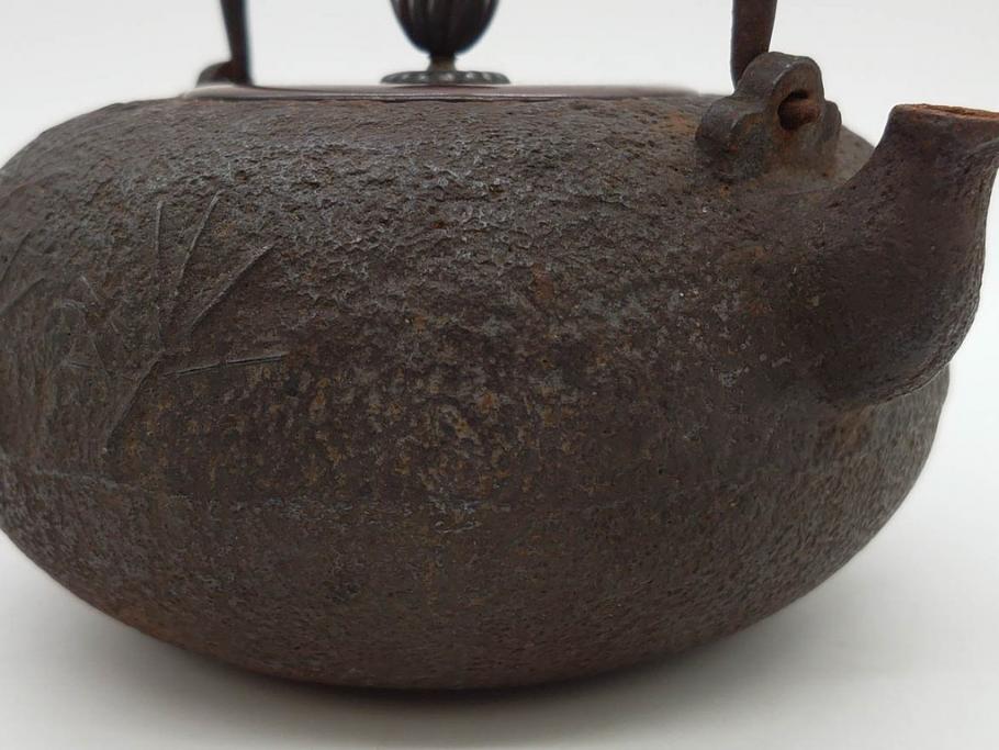 時代物　釜師　高木治良兵衛　銀摘み　ころんとしたフォルムがあたたかみを感じる姥口平丸鉄瓶(湯沸、湯瓶、茶道具、茶器、共箱付き、髙木治良兵衛)(R-077057)