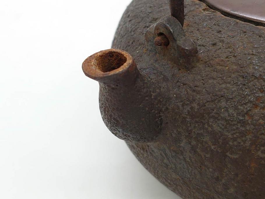 時代物　釜師　高木治良兵衛　銀摘み　ころんとしたフォルムがあたたかみを感じる姥口平丸鉄瓶(湯沸、湯瓶、茶道具、茶器、共箱付き、髙木治良兵衛)(R-077057)