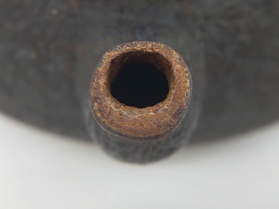 時代物　釜師　高木治良兵衛　銀摘み　ころんとしたフォルムがあたたかみを感じる姥口平丸鉄瓶(湯沸、湯瓶、茶道具、茶器、共箱付き、髙木治良兵衛)(R-077057)