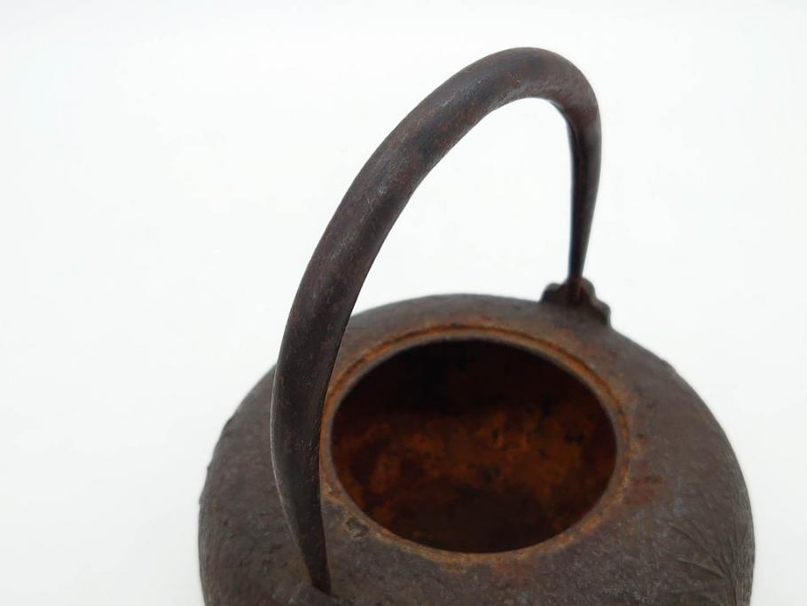 時代物　釜師　高木治良兵衛　銀摘み　ころんとしたフォルムがあたたかみを感じる姥口平丸鉄瓶(湯沸、湯瓶、茶道具、茶器、共箱付き、髙木治良兵衛)(R-077057)