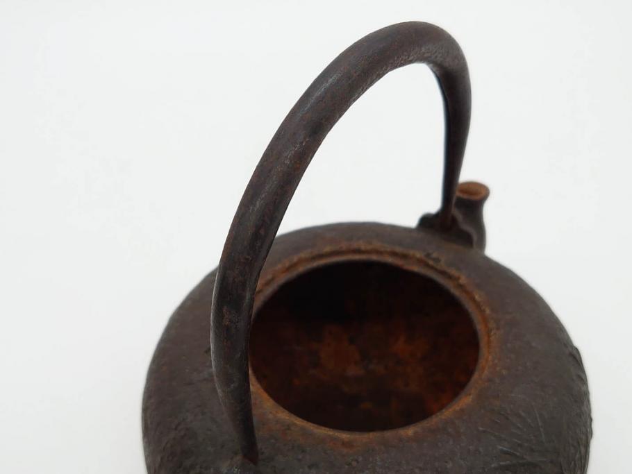 時代物　釜師　高木治良兵衛　銀摘み　ころんとしたフォルムがあたたかみを感じる姥口平丸鉄瓶(湯沸、湯瓶、茶道具、茶器、共箱付き、髙木治良兵衛)(R-077057)