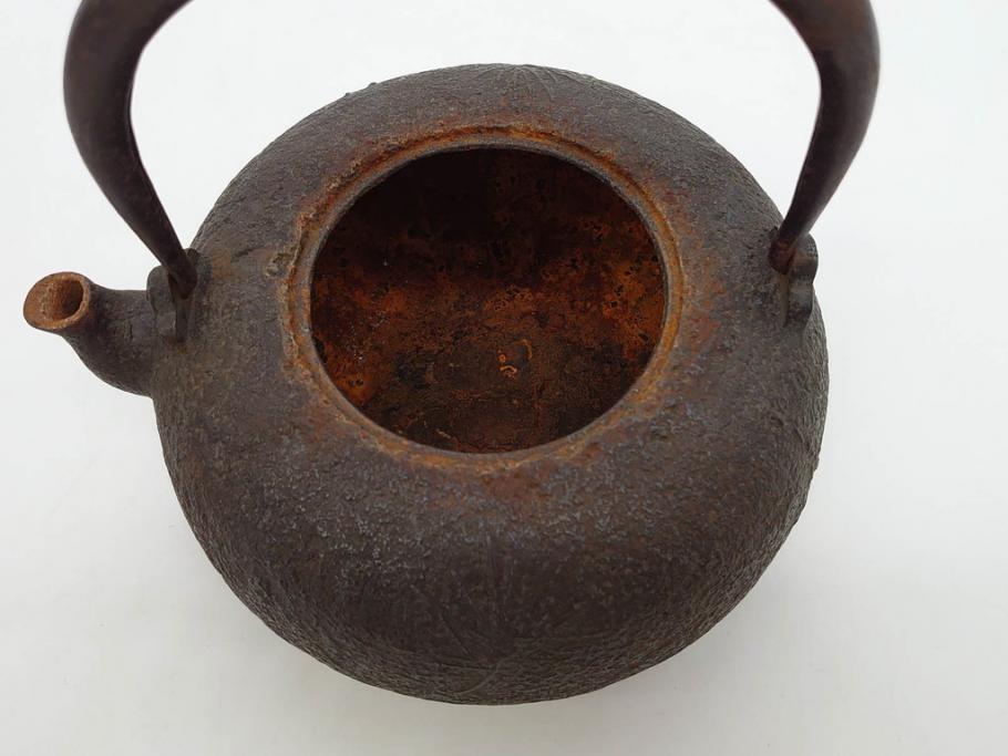 時代物　釜師　高木治良兵衛　銀摘み　ころんとしたフォルムがあたたかみを感じる姥口平丸鉄瓶(湯沸、湯瓶、茶道具、茶器、共箱付き、髙木治良兵衛)(R-077057)