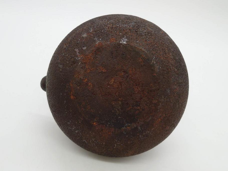 時代物　釜師　高木治良兵衛　銀摘み　ころんとしたフォルムがあたたかみを感じる姥口平丸鉄瓶(湯沸、湯瓶、茶道具、茶器、共箱付き、髙木治良兵衛)(R-077057)