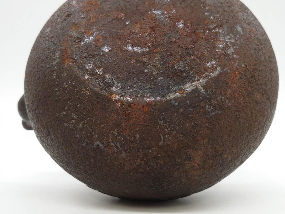 時代物　釜師　高木治良兵衛　銀摘み　ころんとしたフォルムがあたたかみを感じる姥口平丸鉄瓶(湯沸、湯瓶、茶道具、茶器、共箱付き、髙木治良兵衛)(R-077057)