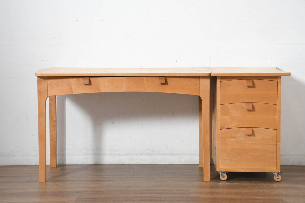 中古　家具工房　BritCraft(ブリットクラフト)　ハードメープル材　丸みをおびたデザインの引き出し付きデスク(机、ワークデスク、コンソールテーブル、在宅用、在宅ワーク用)(R-082728)