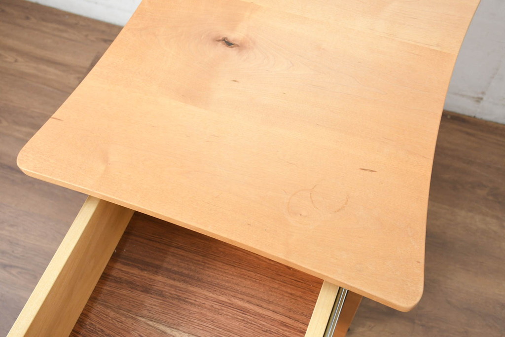 中古　家具工房　BritCraft(ブリットクラフト)　ハードメープル材　丸みをおびたデザインのかわいらしいワゴン(脇机、サイドチェスト、ナイトテーブル、袖机、引き出し)(R-082729)