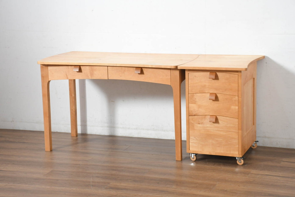 中古　家具工房　BritCraft(ブリットクラフト)　ハードメープル材　丸みをおびたデザインのかわいらしいワゴン(脇机、サイドチェスト、ナイトテーブル、袖机、引き出し)(R-082729)